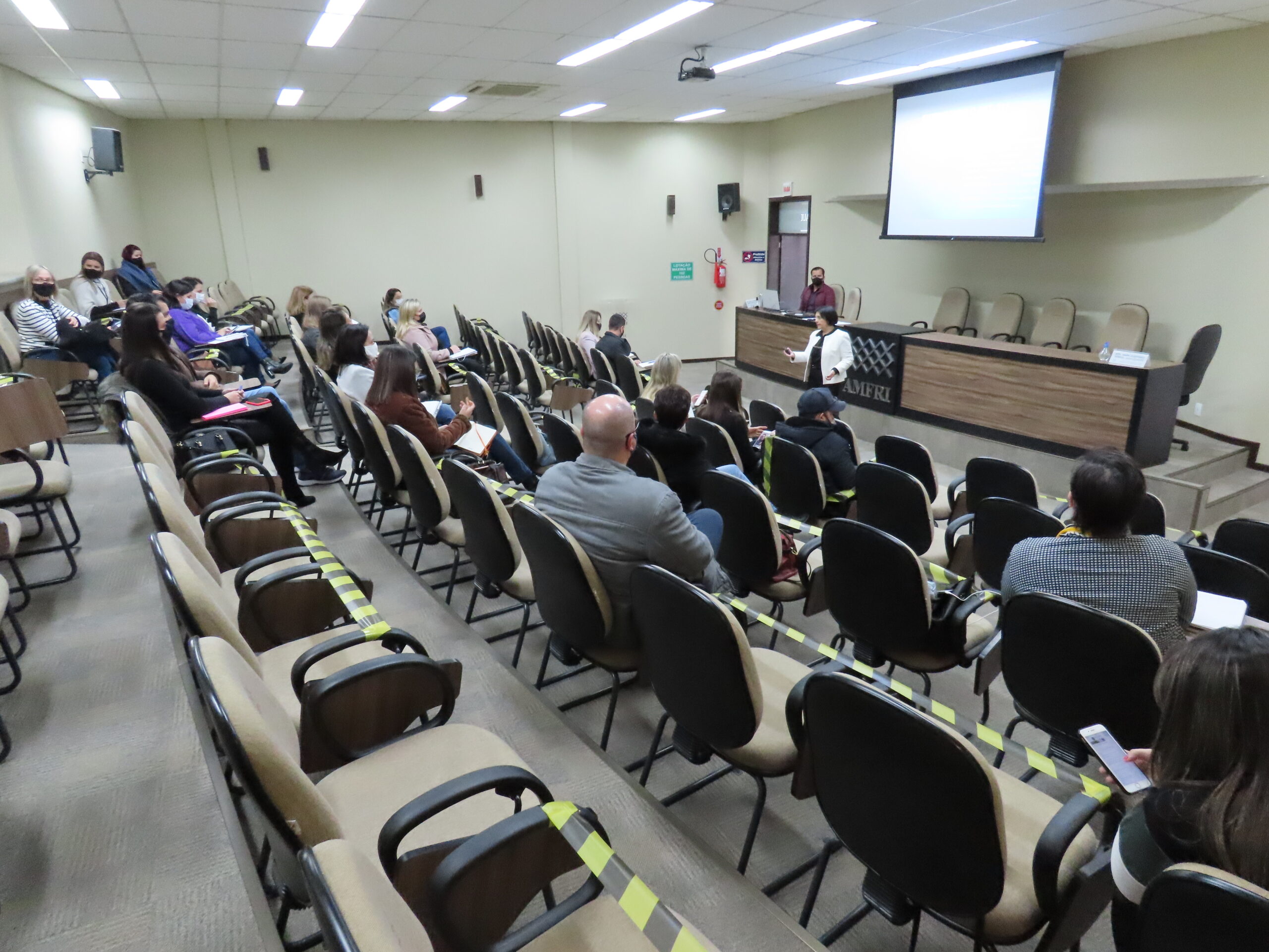 You are currently viewing Seminário de Captação de Recursos para a Educação Municipal reuniu mais de 25 gestores do setor